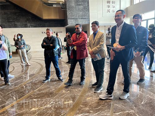 (外媒記者參觀中國藥都中醫藥博物館。中國經濟周刊記者 郭志強 攝)