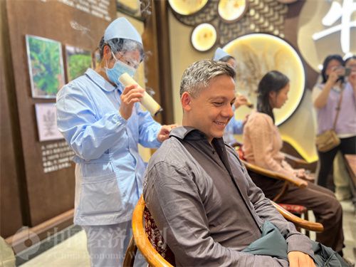 (外媒記者體驗艾灸。中國經濟周刊記者 郭志強 攝)