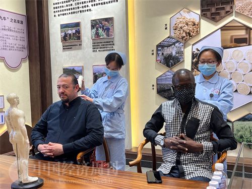(外媒記者爭先恐后體驗艾灸,直呼神奇。中國經濟周刊記者 郭志強 攝)
