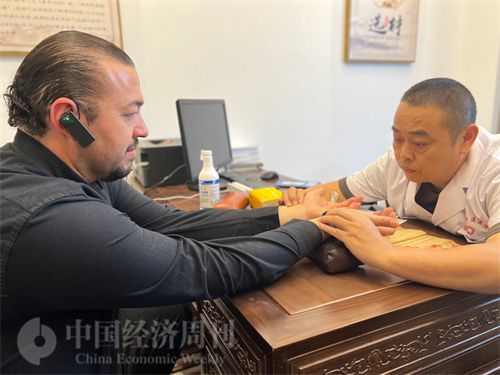 (外媒記者走進中醫堂,問診中醫名師。中國經濟周刊記者 郭志強攝)