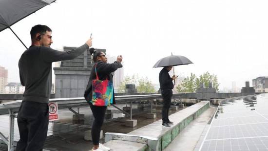   2023“一帶一路”媒體合作論壇聯合采訪團參觀國家電投江西公司分宜電廠光伏矩陣。（本報記者 周歡攝）