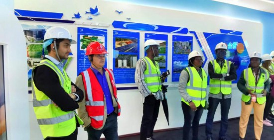   2023“一帶一路”媒體合作論壇聯合采訪團走進江西公司新余市綜合智慧零碳電廠展廳。（本報記者 周歡攝）