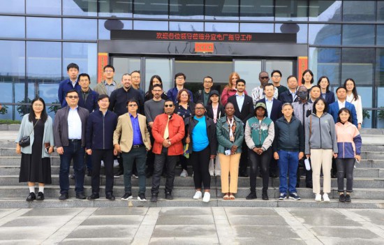   2023“一帶一路”媒體合作論壇聯合采訪團參觀國家電投江西公司新余市綜合智慧零碳電廠。（受訪者供圖）