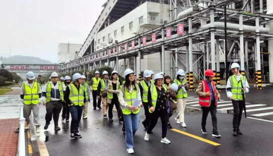   2023“一帶一路”媒體合作論壇聯合采訪團走進國家電投江西公司分宜電廠廠區。（本報記者 周歡攝）