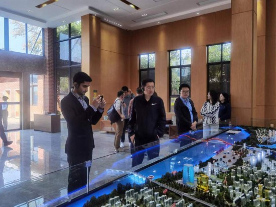 　　10月24日，2023“一帶一路”媒體合作論壇聯(lián)合采訪團團員在清水塘投資集團招商服務(wù)中心參觀。本報記者 常雯宜攝