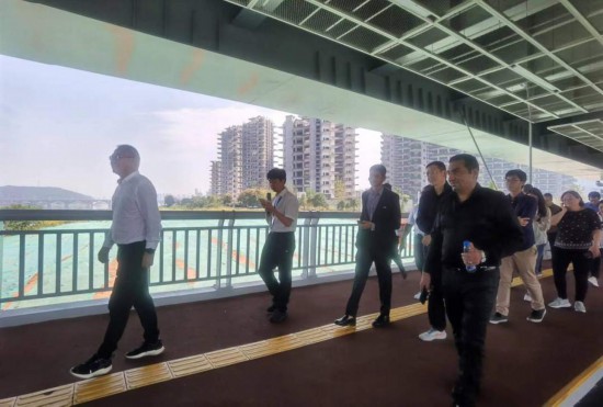 　　10月24日，2023“一帶一路”媒體合作論壇聯(lián)合采訪團團員走在清水塘大橋景觀通道上。本報記者 常雯宜攝