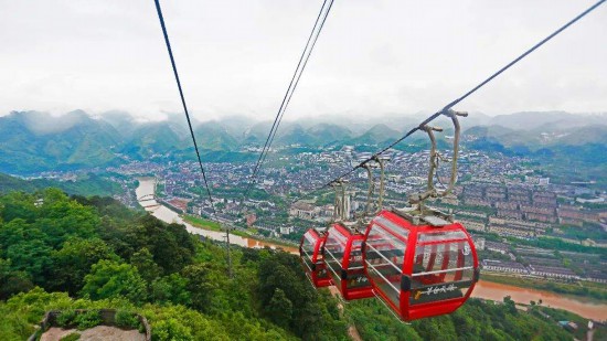 　　在纜車上俯瞰赤水河及茅臺鎮風景。資料圖片
