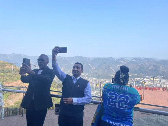 　　外媒記者在天釀景區拍照留念。本報記者葉子攝