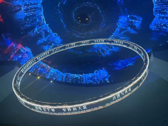 　　《天釀》演出中，屏幕上展示的歌詞。本報記者葉子攝