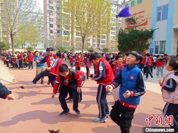 資料圖:小學生在大課間踢毽子。黃建 攝