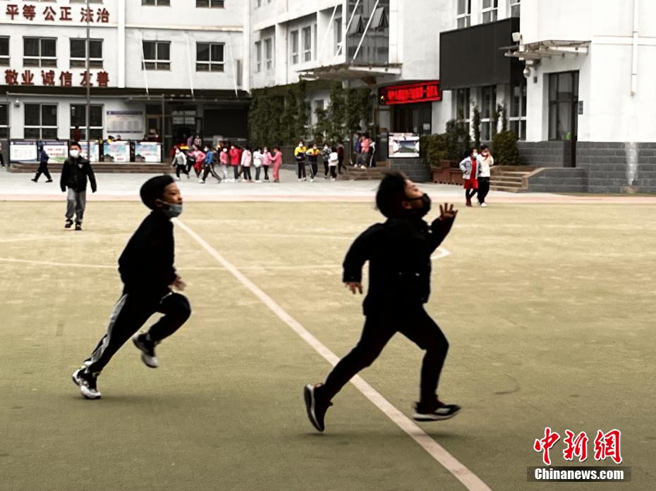 資料圖:學生們在課間玩耍。