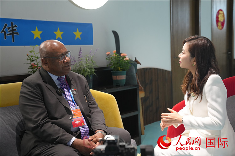 斐濟(jì)副總理兼貿(mào)易部長(zhǎng)卡米卡米加接受人民網(wǎng)記者專(zhuān)訪。人民網(wǎng)記者 吳超嵐攝