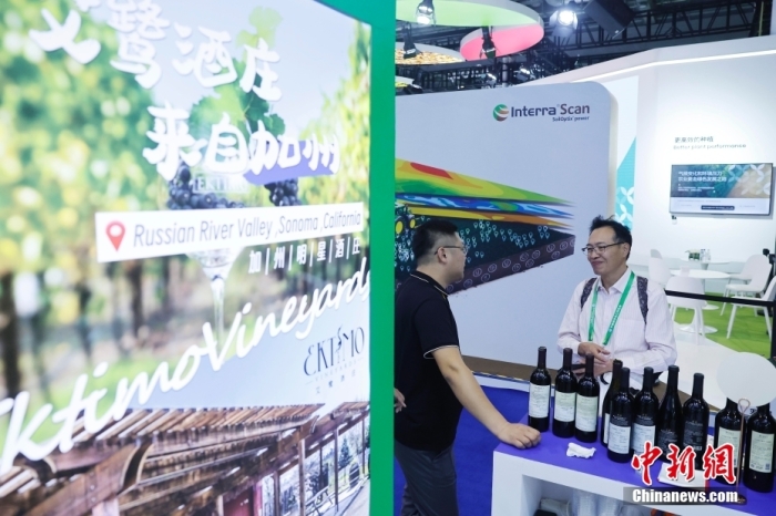 11月6日，參觀者與展臺工作人員交流。當日，第六屆中國國際進口博覽會在國家會展中心(上海)舉行。據上海美國商會官網消息，為進一步加強中美經貿聯系，上海美國商會與美國農業部合作參展2023年第六屆中國國際進口博覽會。今年是美國政府首次設立官方展館。<a target='_blank' href='/'><p  align=