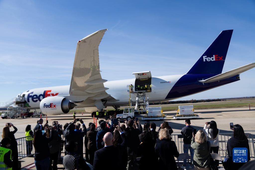 11月8日，在美國弗吉尼亞州的華盛頓杜勒斯國際機場，裝有大熊貓的特制“旅行包廂”準備運上專機。新華社記者劉杰攝