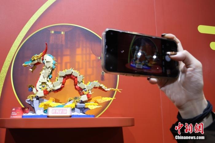 第六屆中國國際進口博覽會舉行，消費品展區展出以生肖龍為題材的中國元素產品。<a target='_blank' href='/'><p  align=