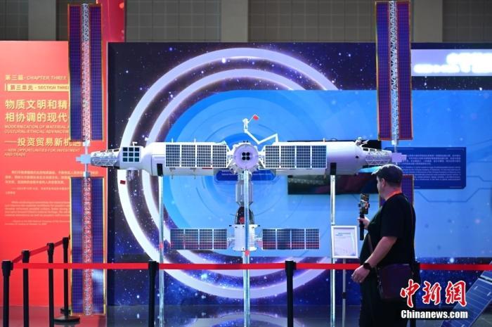 11月5日，觀眾在進博會中國館參觀拍攝中國空間站模型。<a target='_blank' href='/'><p  align=