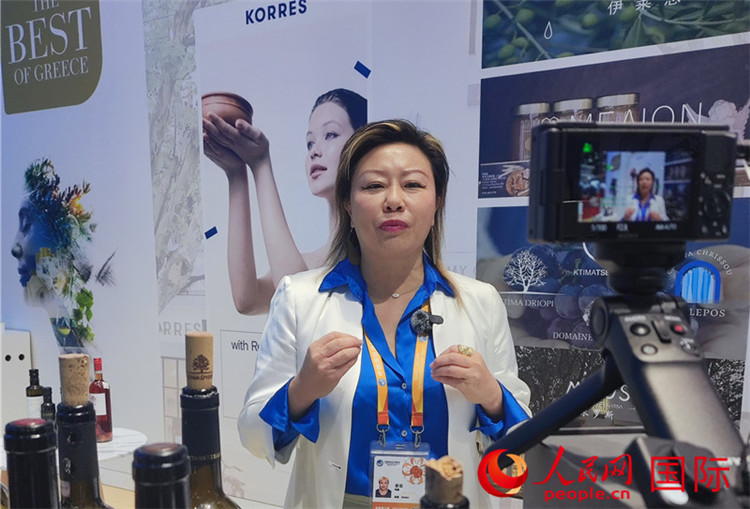 希華集團聯合創始人兼總裁索菲亞女士接受采訪。人民網 殷韜攝