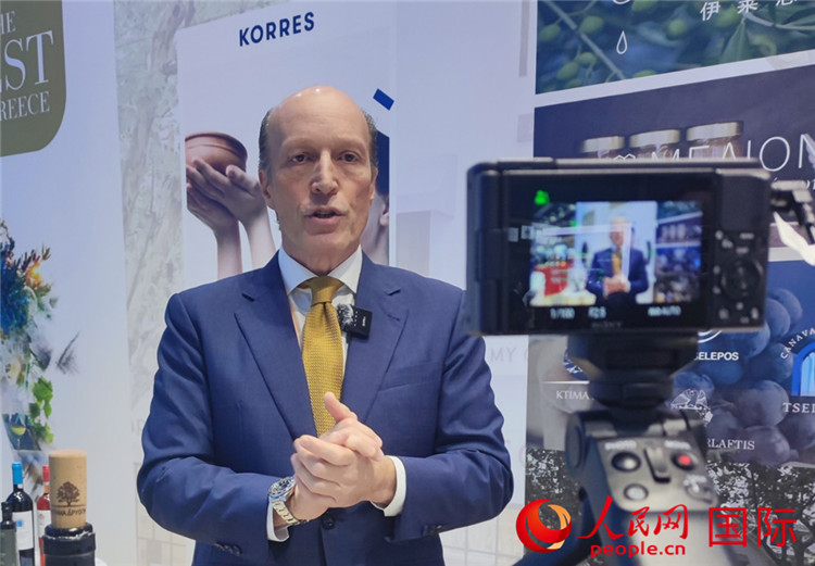 希華集團創始人兼首席執行官甘德密先生接受采訪。人民網 殷韜攝