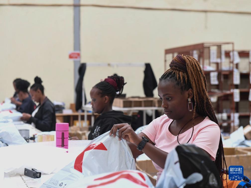 11月10日，在肯尼亞姆洛隆戈，Kilimall員工在倉庫內包裝商品。新華社記者 李亞輝 攝