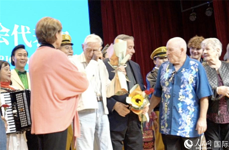 哈里·莫耶和代表團其他成員訪問昆明外國語學校，觀看講述飛虎隊開辟駝峰航線故事的音樂劇《翠堤長虹》，并與學校師生合唱《友誼地久天長》。人民網 趙瞳攝