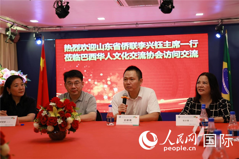 中國駐里約熱內(nèi)盧副總領事王尉育（右二）發(fā)表致辭。人民網(wǎng)記者宋亦然攝