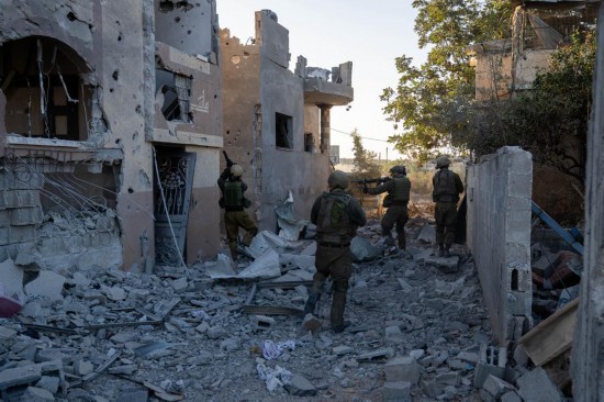 這張以色列國防軍11月12日發布的照片顯示，以軍地面部隊在加沙地帶北部開展軍事行動。新華社發