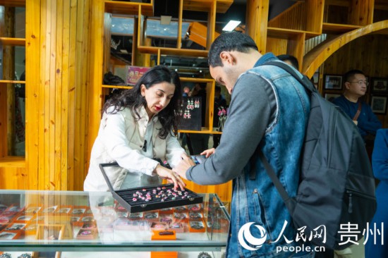 歐亞國家記者拍攝記錄黔東南州施洞鎮民族手工藝品。人民網 陽茜攝