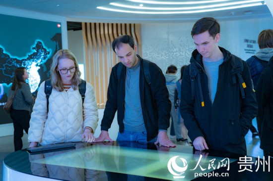 在國家大數據（貴州）綜合試驗區交流體驗中心，歐亞國家記者體驗貴州大數據應用場景。人民網 陽茜攝