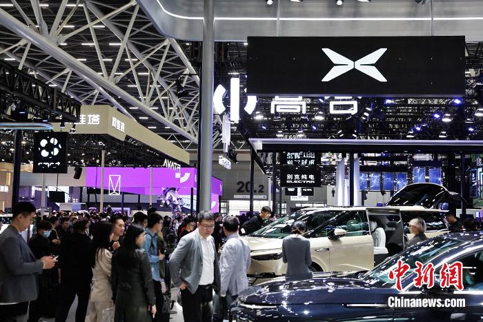 11月17日，廣州車展展館人流如織。中新財經記者 葛成 攝