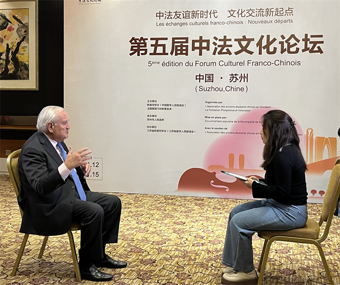 法國前總理、法國展望與創新基金會主席讓-皮埃爾·拉法蘭接受人民網的采訪。（國際在線供圖）