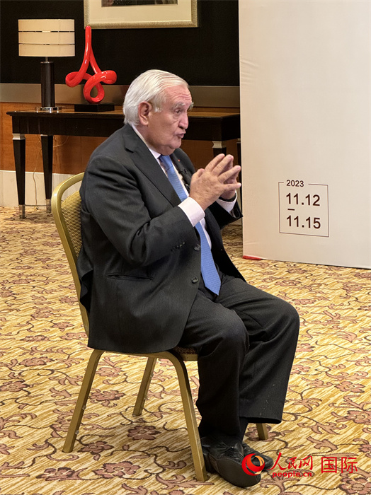 法國前總理、法國展望與創新基金會主席讓-皮埃爾·拉法蘭接受人民網的采訪。（人民網 謝瑩攝）