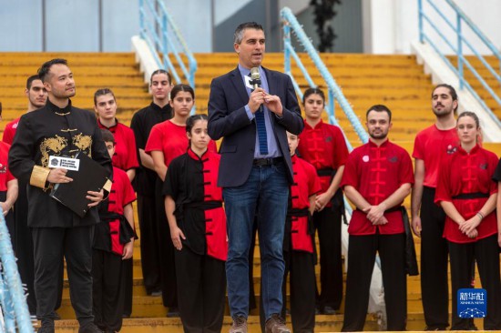 12月2日,希臘文化部副部長赫里斯托斯·季馬斯(中)在希臘雅典圣誕劇場舉行的“中希國際戲劇節”開幕式上講話。新華社發(馬里奧斯·羅洛斯攝)