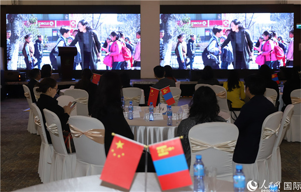 12月1日，活動(dòng)現(xiàn)場(chǎng)播放防治結(jié)核病宣傳短片。人民網(wǎng)記者 霍文攝