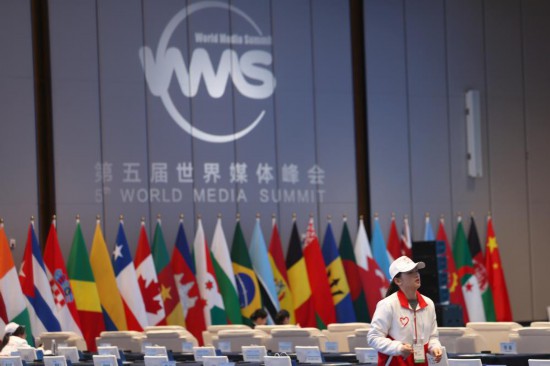   2023年12月2日，一名志愿者在廣州南沙灣濱海會議中心布置會場。（新華社記者李明攝）