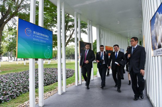   2023年12月2日，參會代表抵達廣州南沙灣濱海會議中心。（新華社記者梁旭攝）