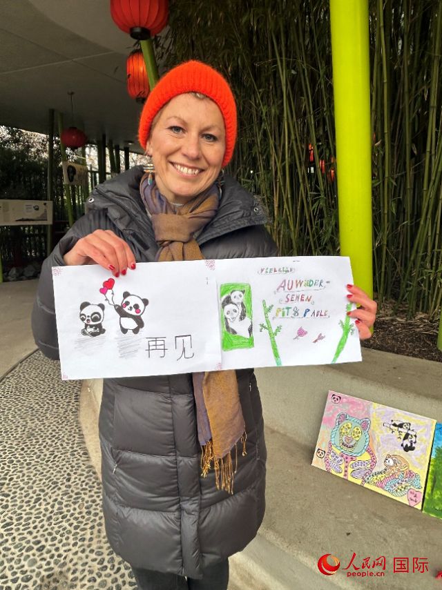 桑德拉和德國小朋友們的作品。右圖寫著“祝福好運，再見 Pit和Paule（“夢想”“夢圓”的德語名字）”。人民網記者 徐馨攝