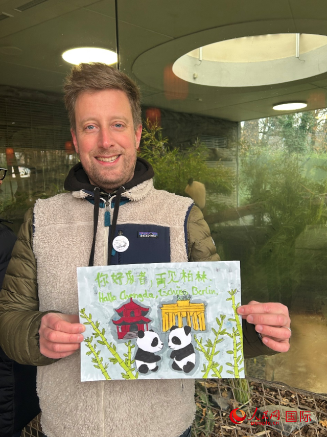 特別從法國趕來送別“夢想”“夢圓”的專業級熊貓粉絲 Pouille先生和此次征集的兒童作品。人民網記者 徐馨攝