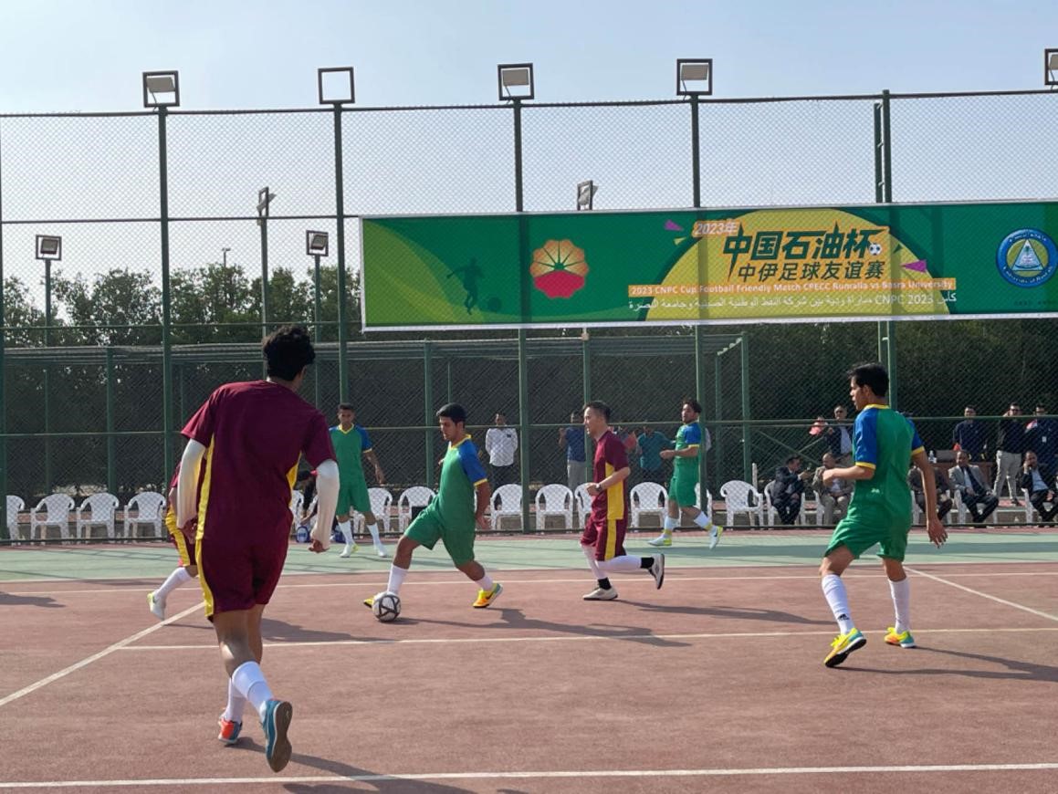 12月14日，中國石油（伊拉克）魯邁拉片區舉辦公共開放日和足球友誼賽。中國石油工程建設有限公司魯邁拉項目代表隊與巴士拉大學代表隊進行了比賽，巴士拉大學代表隊獲勝。文學軍攝