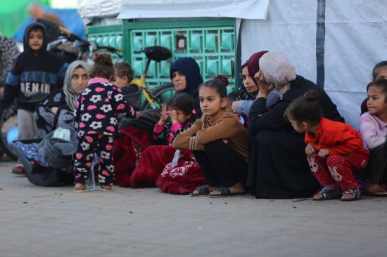 這是12月3日在加沙地帶代爾拜拉赫一家醫院拍攝的流離失所的巴勒斯坦人。新華社發