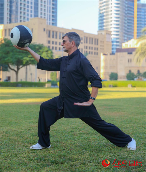 羅伯特在練習太極球。人民網 塔里克·易卜拉欣攝