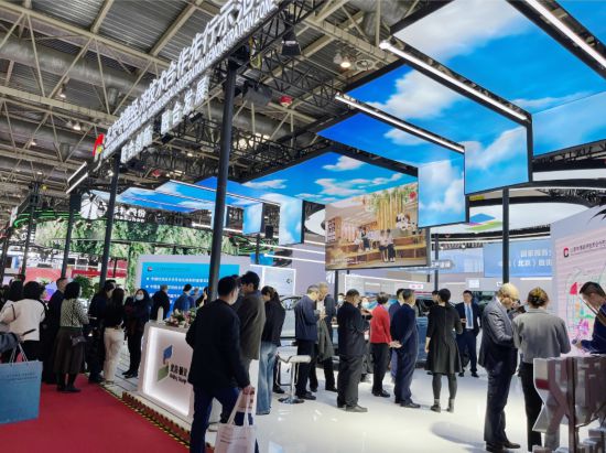 圖為12月1日拍攝的首屆中國國際供應鏈促進博覽會現場（欒雨石 攝）