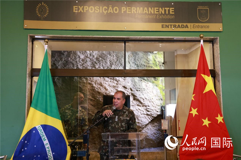 科帕卡瓦納要塞司令亞歷山大·羅伯托在攝影展開幕式上致辭。 人民網(wǎng)記者 陳海琪攝