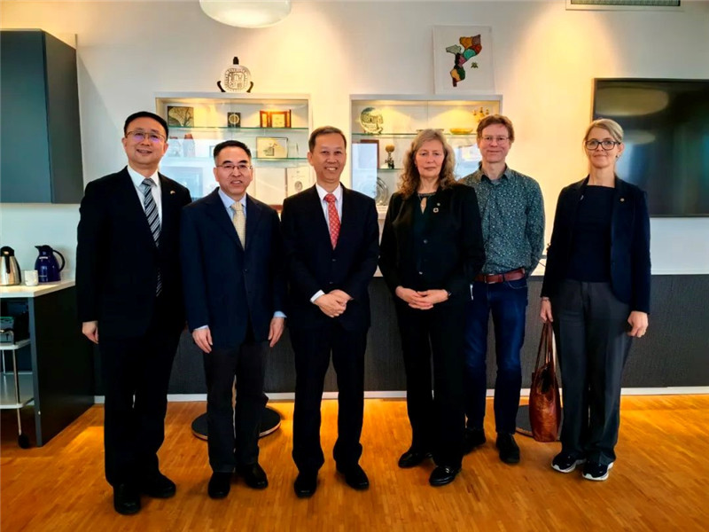 中國駐瑞典大使崔愛民（左三）會見瑞典農業大學校長薇迪（左四）。中國駐瑞典大使館供圖。