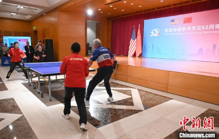 當(dāng)?shù)貢r(shí)間12月13日，中國(guó)駐美使館在華盛頓舉辦慶祝活動(dòng)紀(jì)念中美乒乓外交52周年。圖為丁寧、劉偉、戴爾等中美運(yùn)動(dòng)員上演混雙表演賽。中新社記者 陳孟統(tǒng) 攝