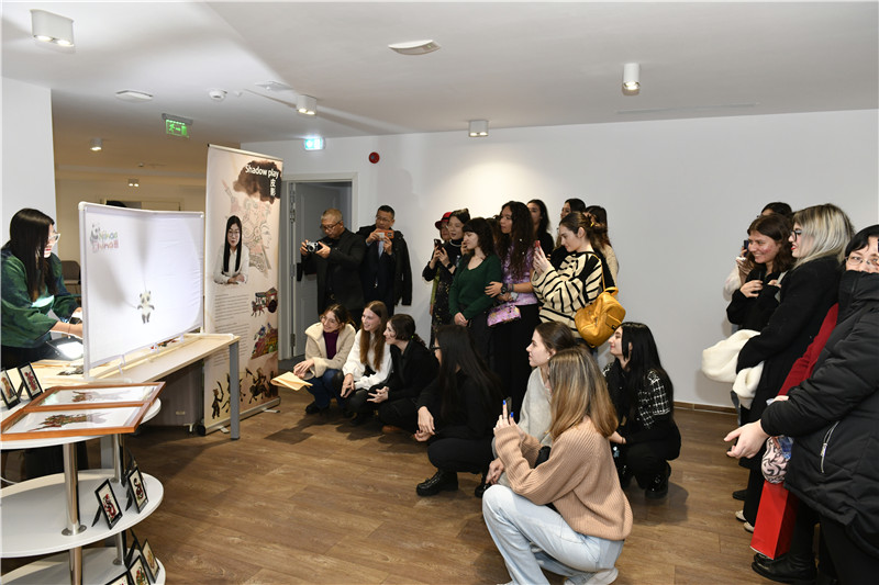 圖為觀眾欣賞帶有“你好中國”標識的皮影展示。 布加勒斯特中國文化中心供圖。