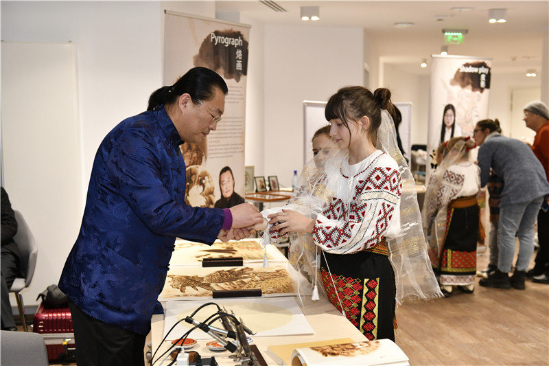 圖為羅馬尼亞小學生在現場體驗烙畫。 布加勒斯特中國文化中心供圖