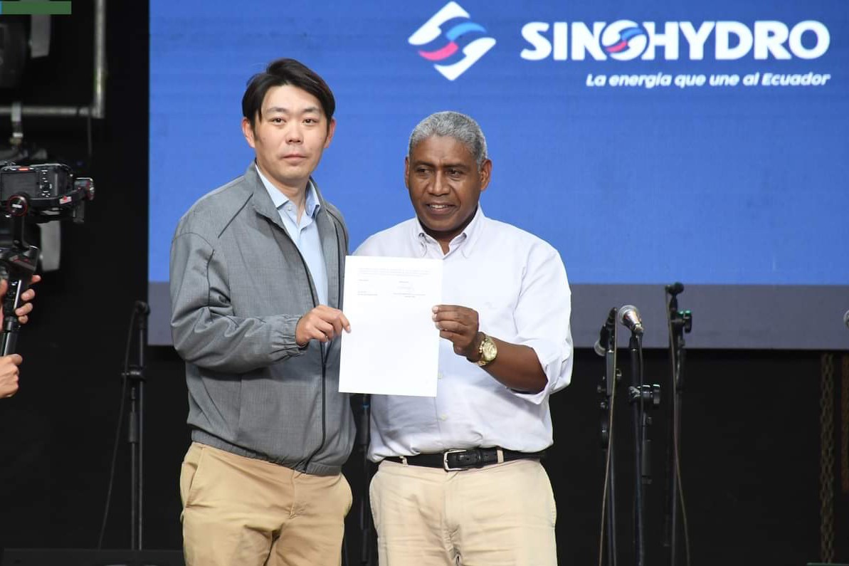 中國電建厄瓜多爾國別代表白納(左)代表中國電建向厄瓜多爾埃爾查科市康復中心捐贈了一批康復器材,埃爾查科市市長奧斯卡·德拉克魯斯·卡瓦蒂霍(右)對中國企業的善舉表示感謝。中國電建厄瓜多爾代表處供圖