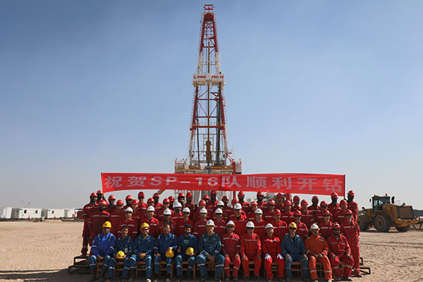 12月25日，中石化國工科威特分公司SINOPEC-16隊在科威特北部油區順利開鉆。中石化供圖