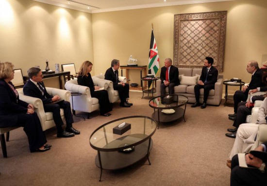 1月7日，約旦國王阿卜杜拉二世（中右）在安曼會見到訪的美國國務(wù)卿布林肯（中左）。新華社發(fā)（約旦王宮供圖）