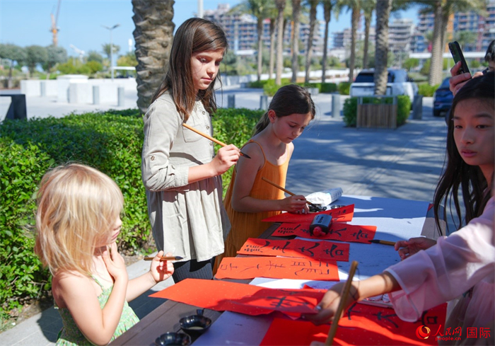 小朋友體驗書法創作。人民網 塔里克·易卜拉欣攝